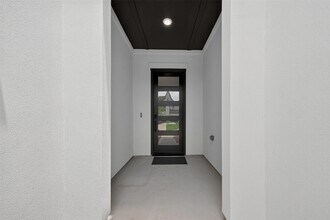 Building Photo - 9722 Dani Lake Dr