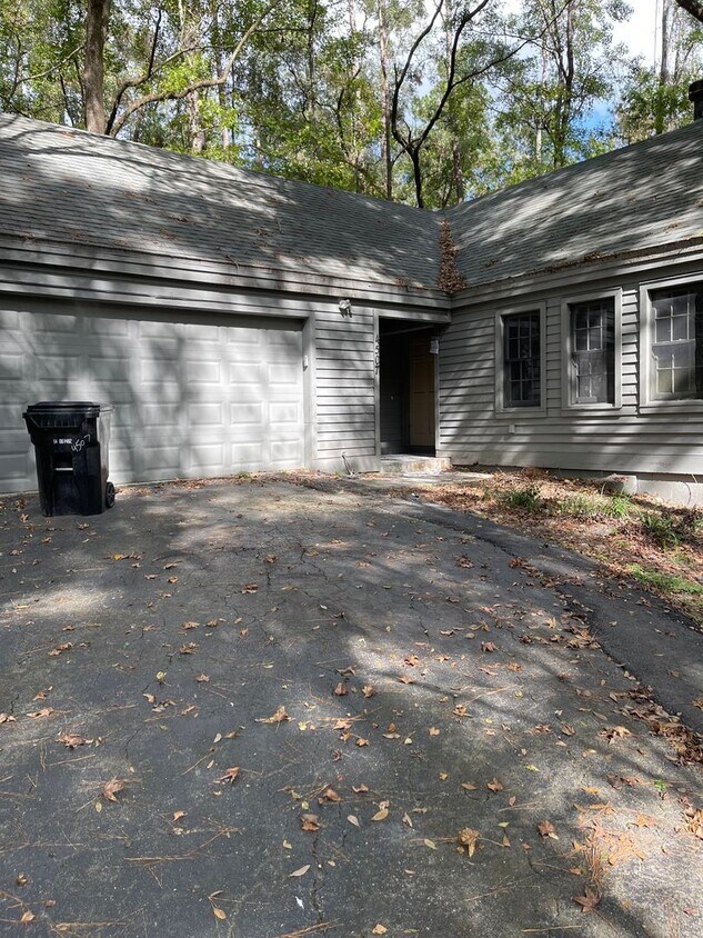 Primary Photo - Spacious 2/2 with 2 Car Garage and W/D Hoo...
