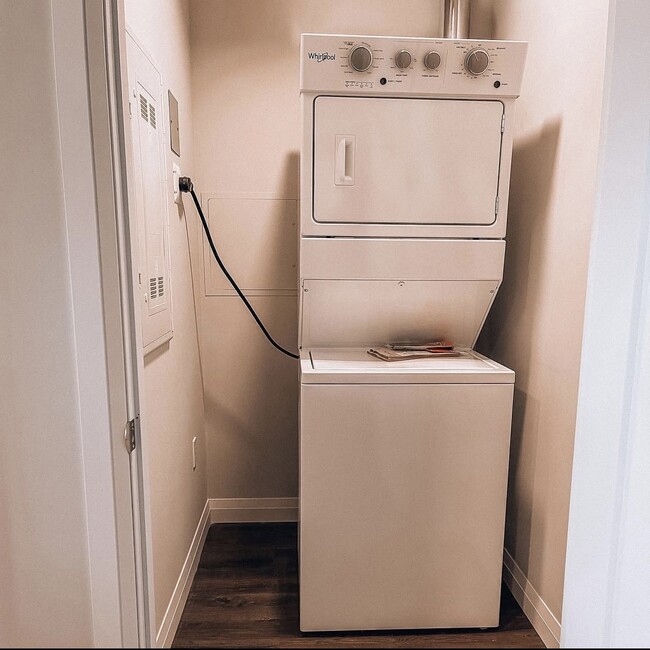 Building Photo - 160 Sherwood Forest Sq