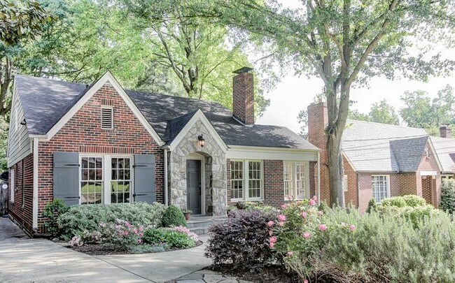 Building Photo - 1074 Rosewood Dr NE