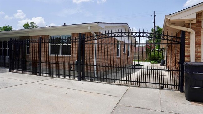 Foto del edificio - 902 Hidden Valley Dr