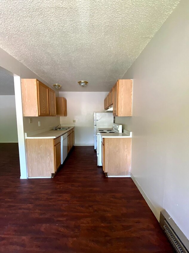 Building Photo - 2 bedroom, 1 bathroom Apartment - Maverick...