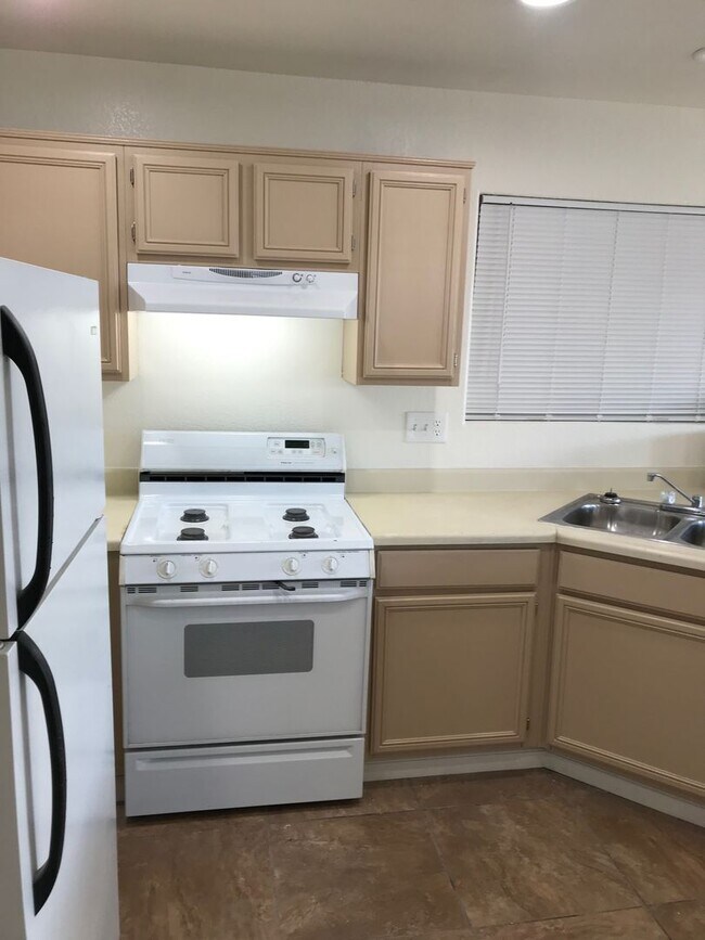 Building Photo - Great 4 bedroom 2.5 bath. Gated Community,
