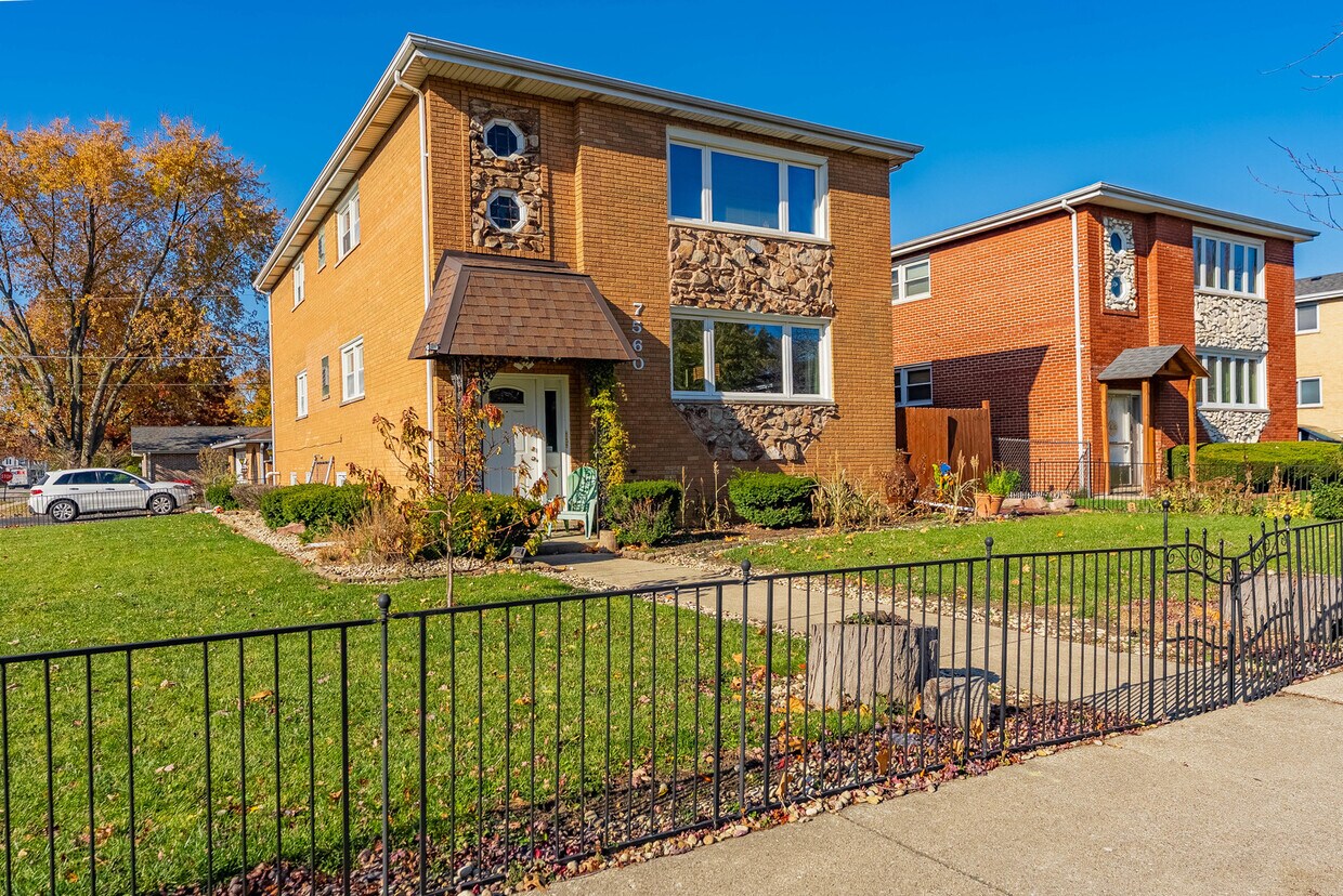 Foto principal - 7560 Banks St