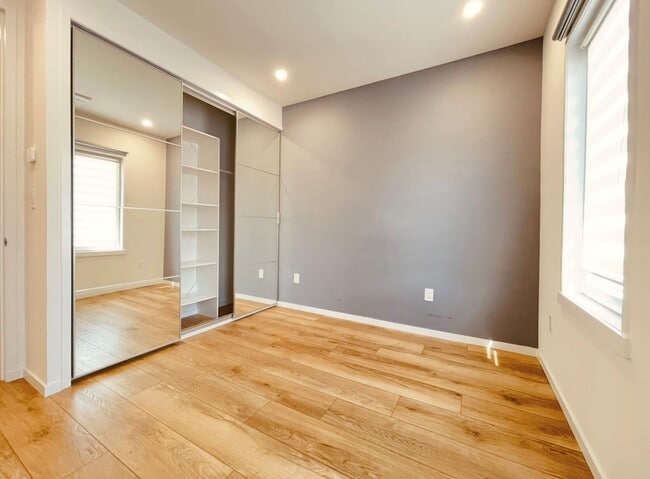 Building Photo - 71-53 69th Pl