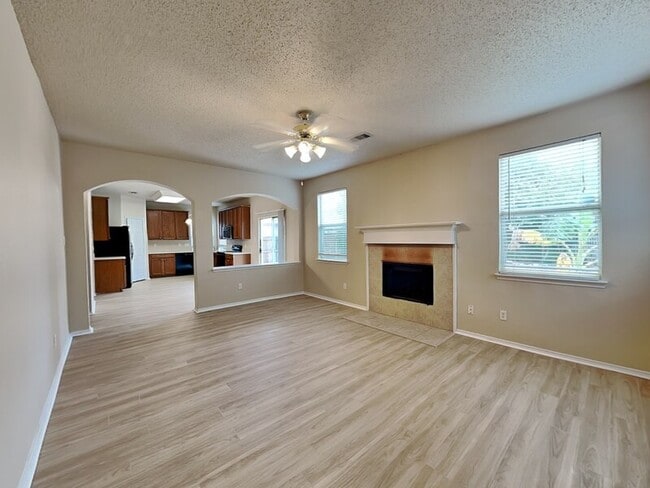 Foto del edificio - 8213 Cedarcrest Ln