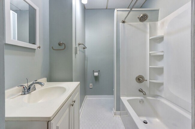 Foto del edificio - Renovated Two Bedroom Aprtment