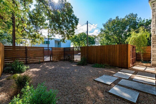 Building Photo - 72 San Saba St
