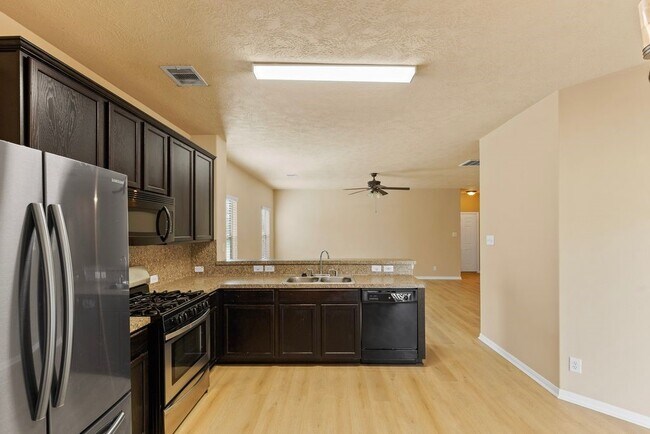 Foto del edificio - 7014 Hazelnut Ln