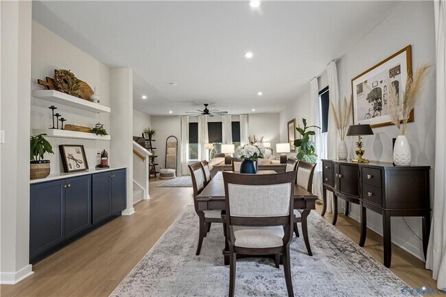 Foto del edificio - Like new 3 level townhome with garage convenient to Hancock Village