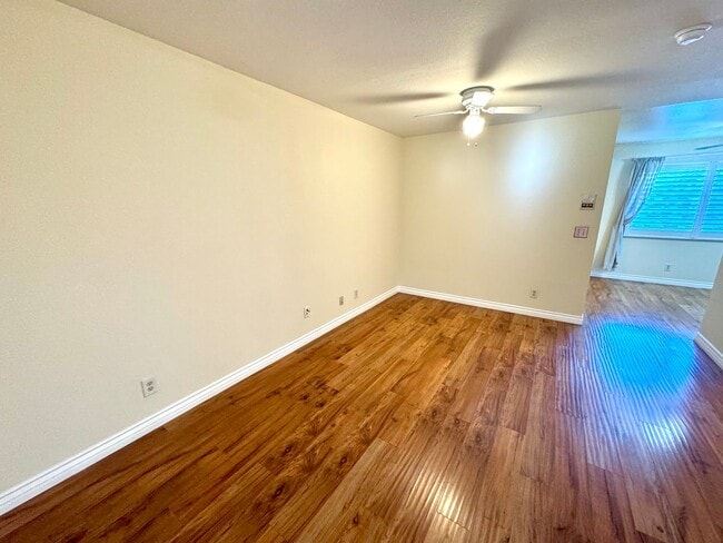 Foto del edificio - 12251 Moorpark St