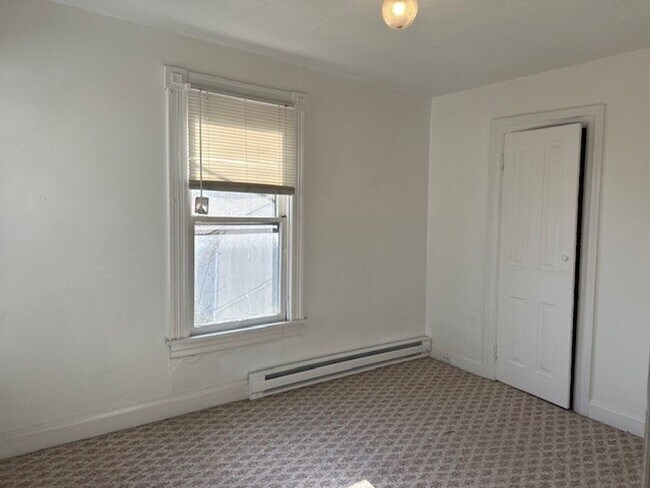 Foto del edificio - Renovated Duplex For Rent Situated In Newp...