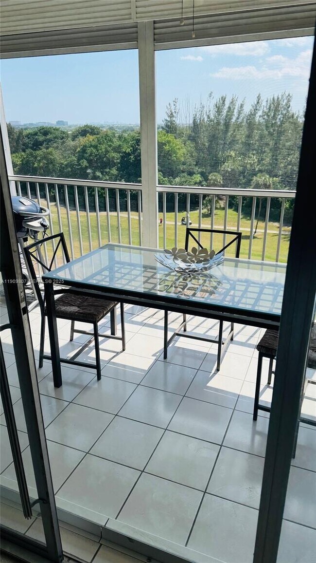 Foto del edificio - 3150 N Palm Aire Dr