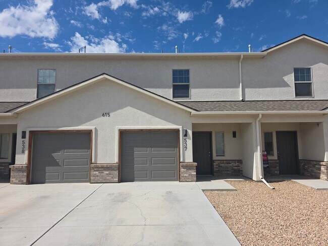 Foto del edificio - 3 Bed 2.5 Bath PRIME location Townhome!!