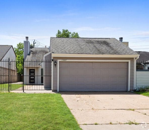 Building Photo - 11847 Plumbrook Dr