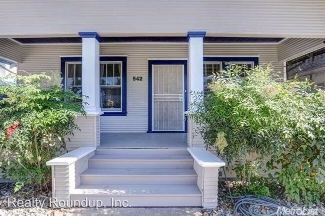 Building Photo - 542 W Flora St