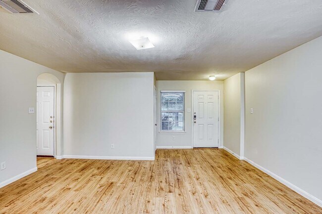 Foto del edificio - 18811 Dennington Dr