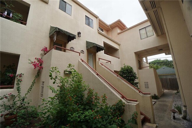 Foto del edificio - 1300 Woodlawn Blvd