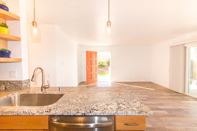 Foto del edificio - Elegantly Upgraded 2 Bed/1 Bath Condo in UTC with Private Patio/Washer & Dryer!