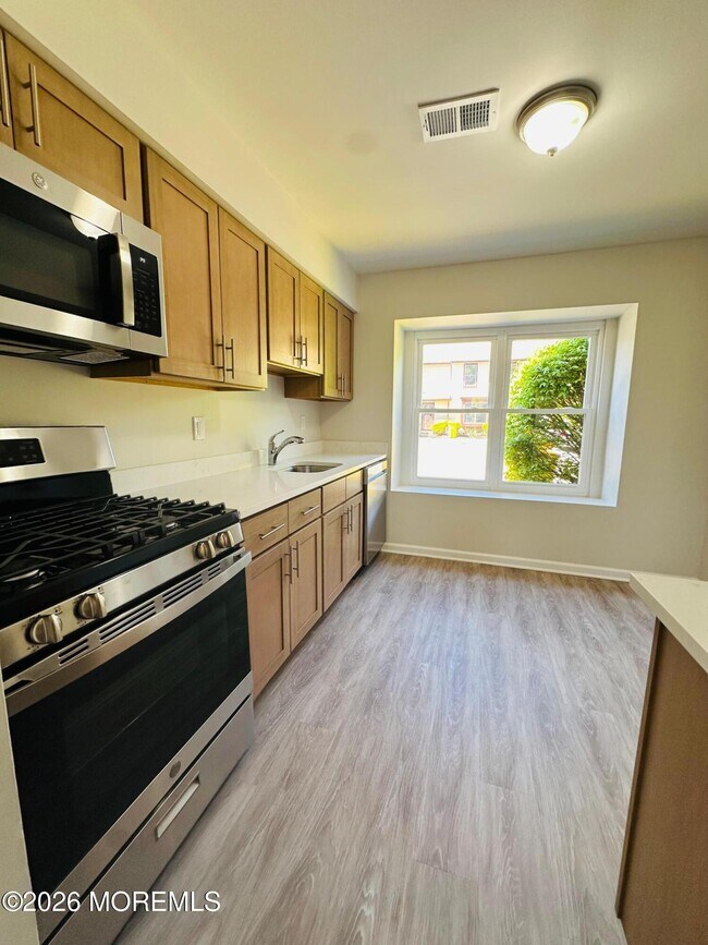 Foto del edificio - 402 Woodlake Manor Dr