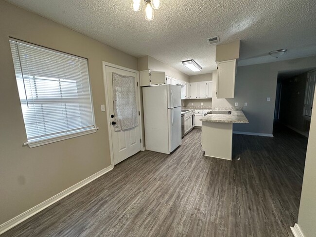 Building Photo - Welcome to this charming 3-bedroom, 1.5-ba...