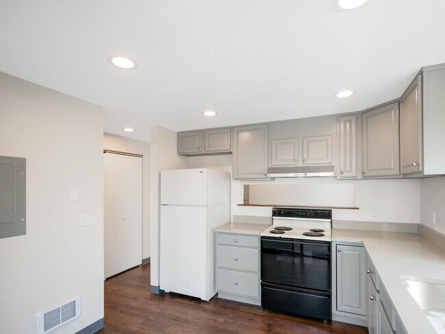 Building Photo - 2 BED & 1.5 BATH DUPLEX FOR RENT