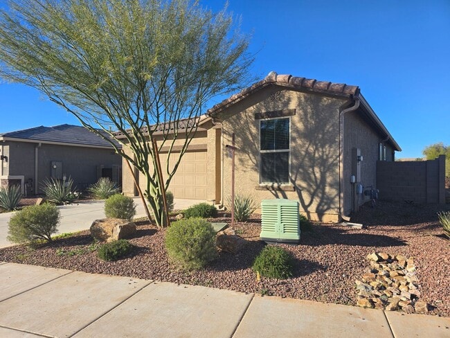 Building Photo - 3 Bedroom/ 2 Bath Red Rock Oasis
