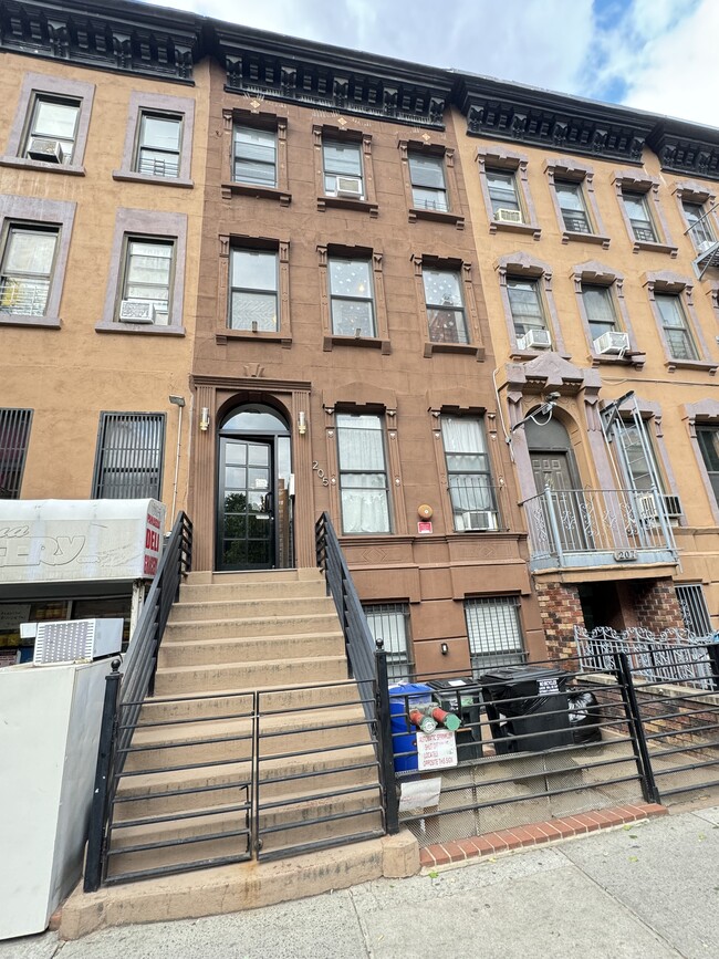 Building Photo - 205 E 115th St