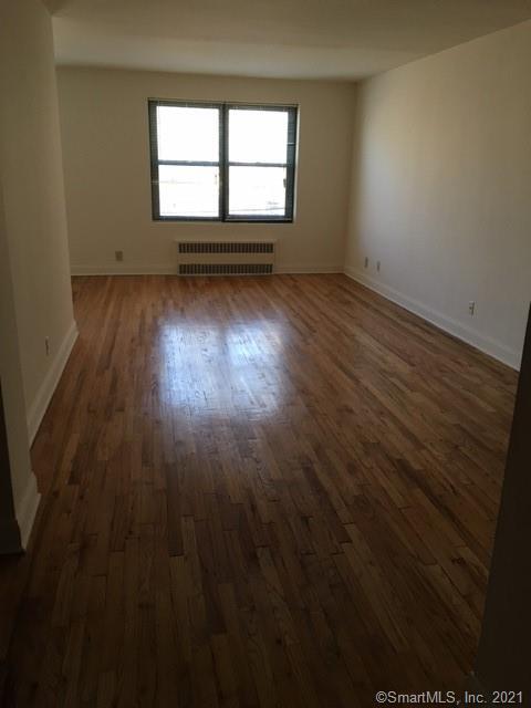 Primary Photo - 122 Hoyt St