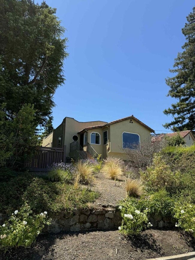 Building Photo - Redwood City Hillside Retreat – 4BR, 3BA w...