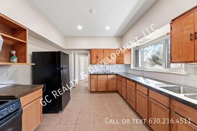Foto del edificio - 6900 S Jeffery Blvd