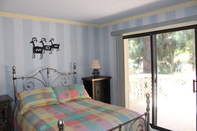 Foto del edificio - 400 Hartnell Pl