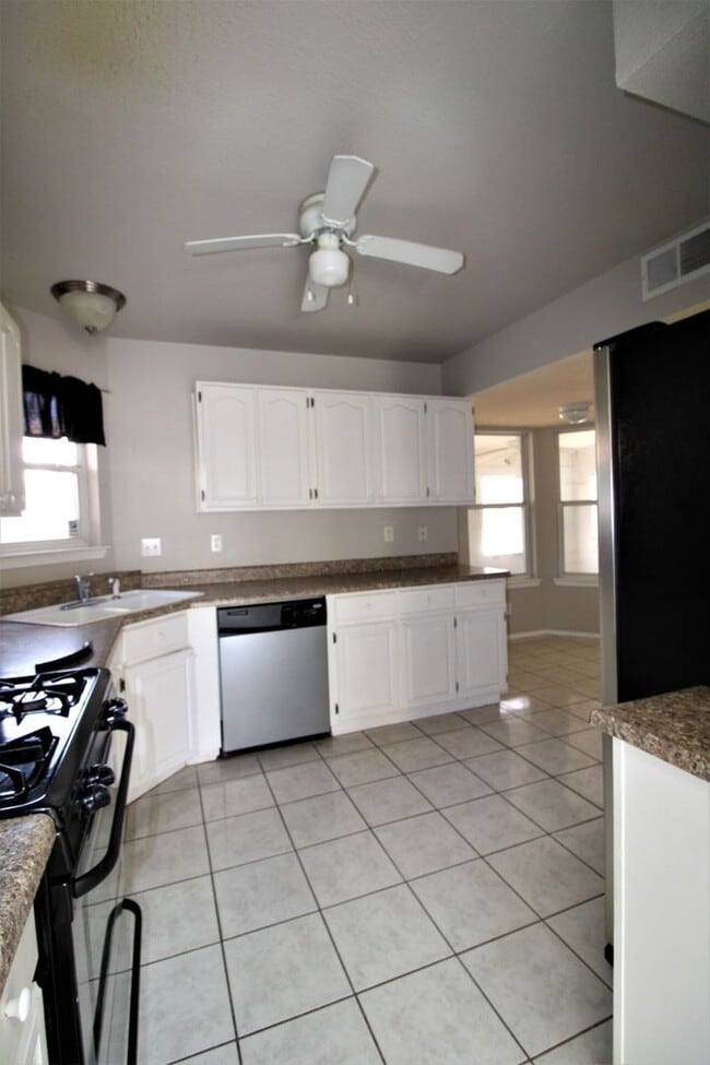 Building Photo - Stunning Two-Story Home in North Hills wit...