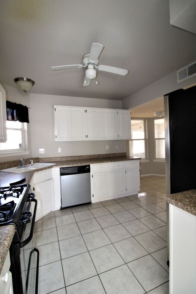 Foto del edificio - Stunning Two-Story Home in North Hills wit...