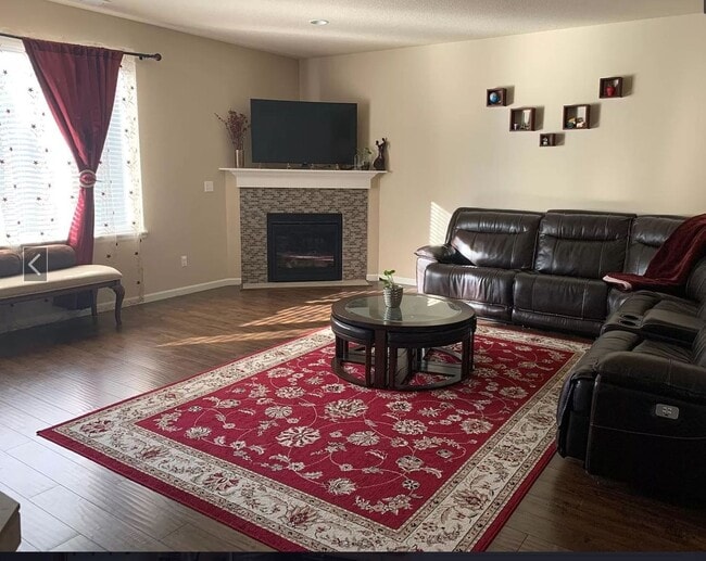 Building Photo - Lovely *NEWER* 4 BD* 2.5 BA* Single Family...