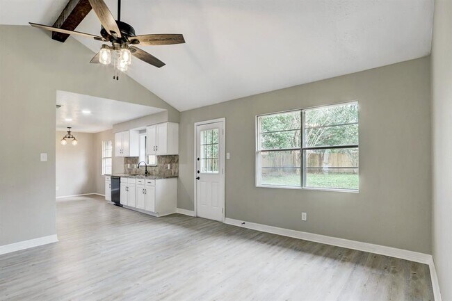 Foto del edificio - 3210 Forest Glen Dr