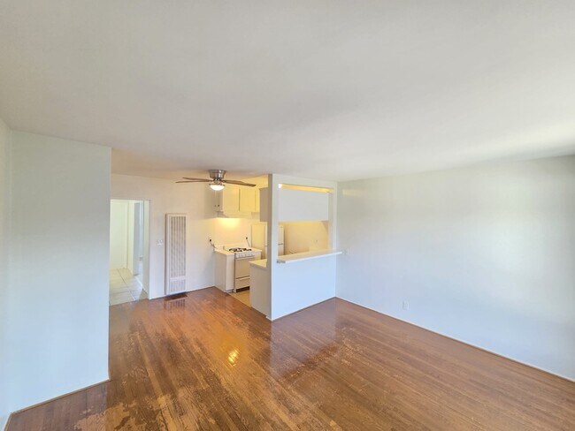 Foto del edificio - 4660 Kester Ave