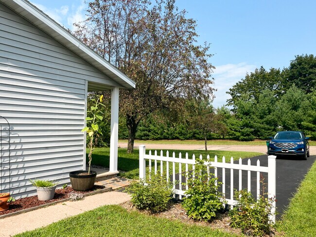 Building Photo - 1829 Walmer Ln
