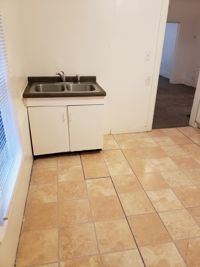 Building Photo - Very spacious 2 Bedroom in Racine!