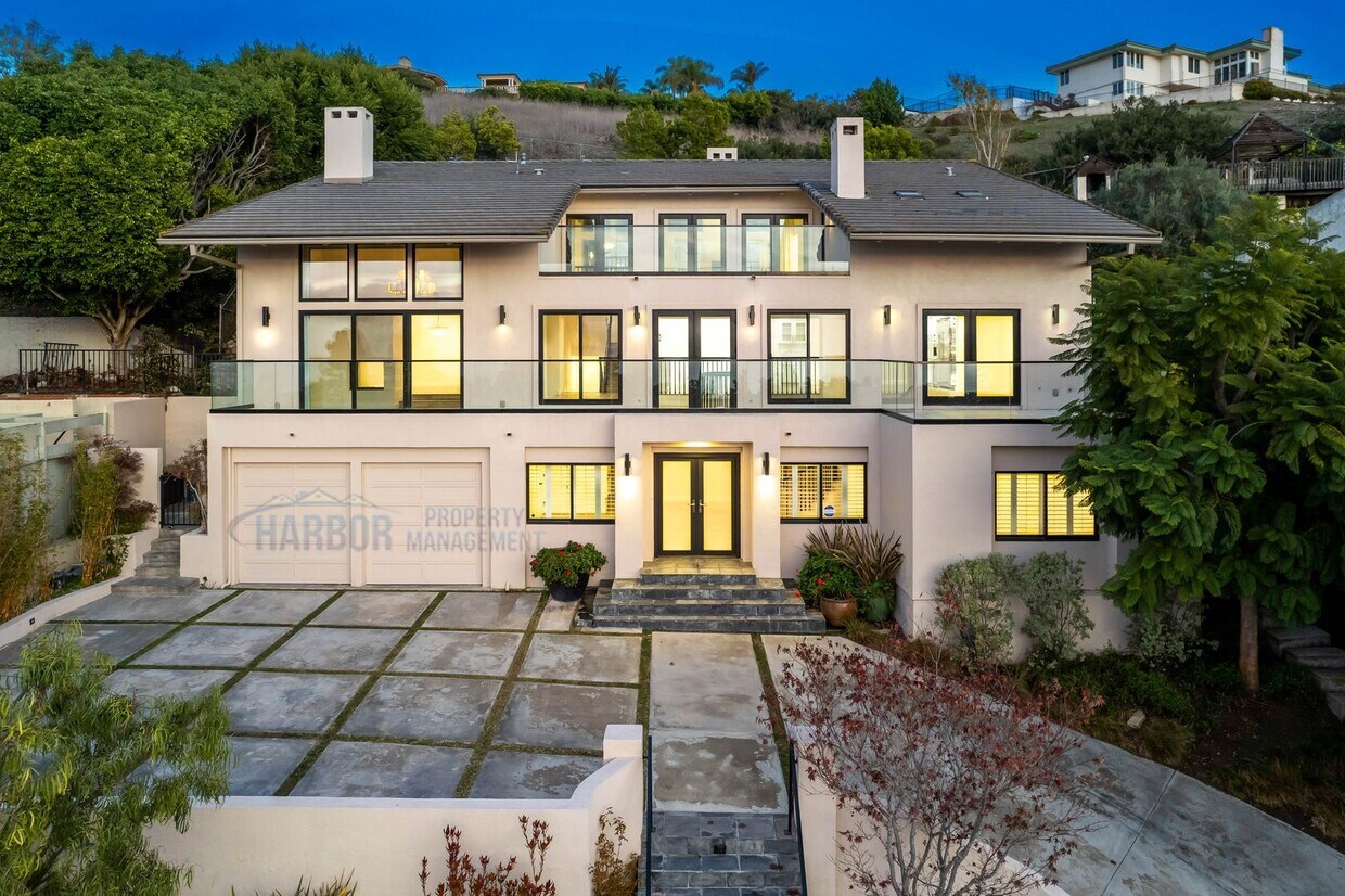 Foto principal - Palos Verdes Estates luxury home is now av...