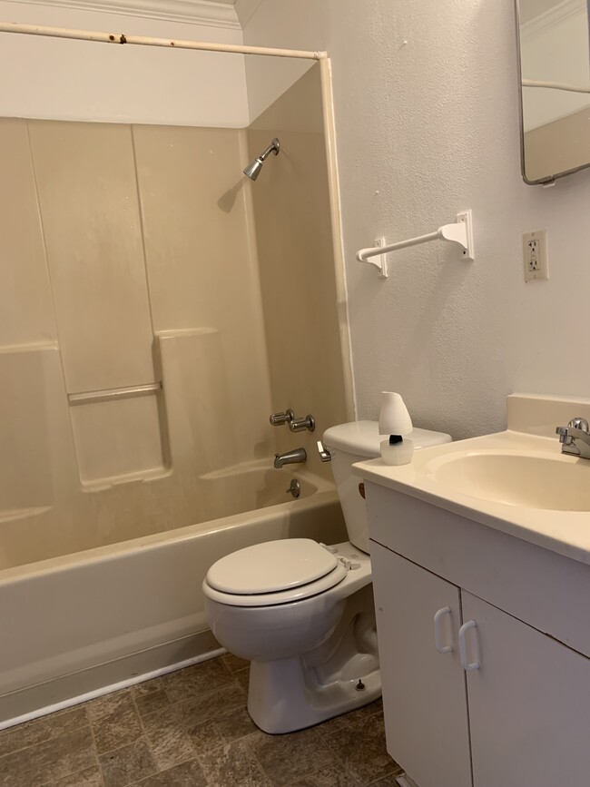 Bathroom - 1915 Shirley Park Pl