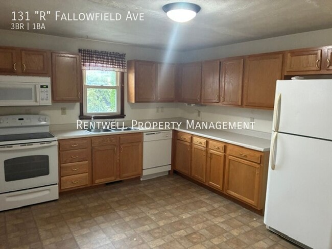 Building Photo - 131 Fallowfield Ave