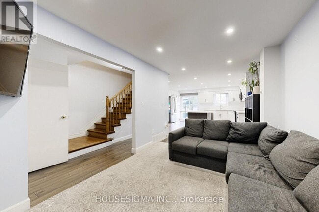 Building Photo - 54 Oakmount Crescent