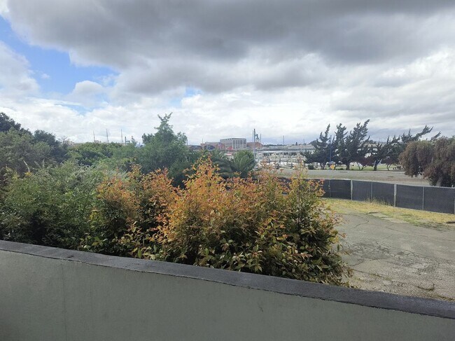 Foto del edificio - 690 Mare Island Way