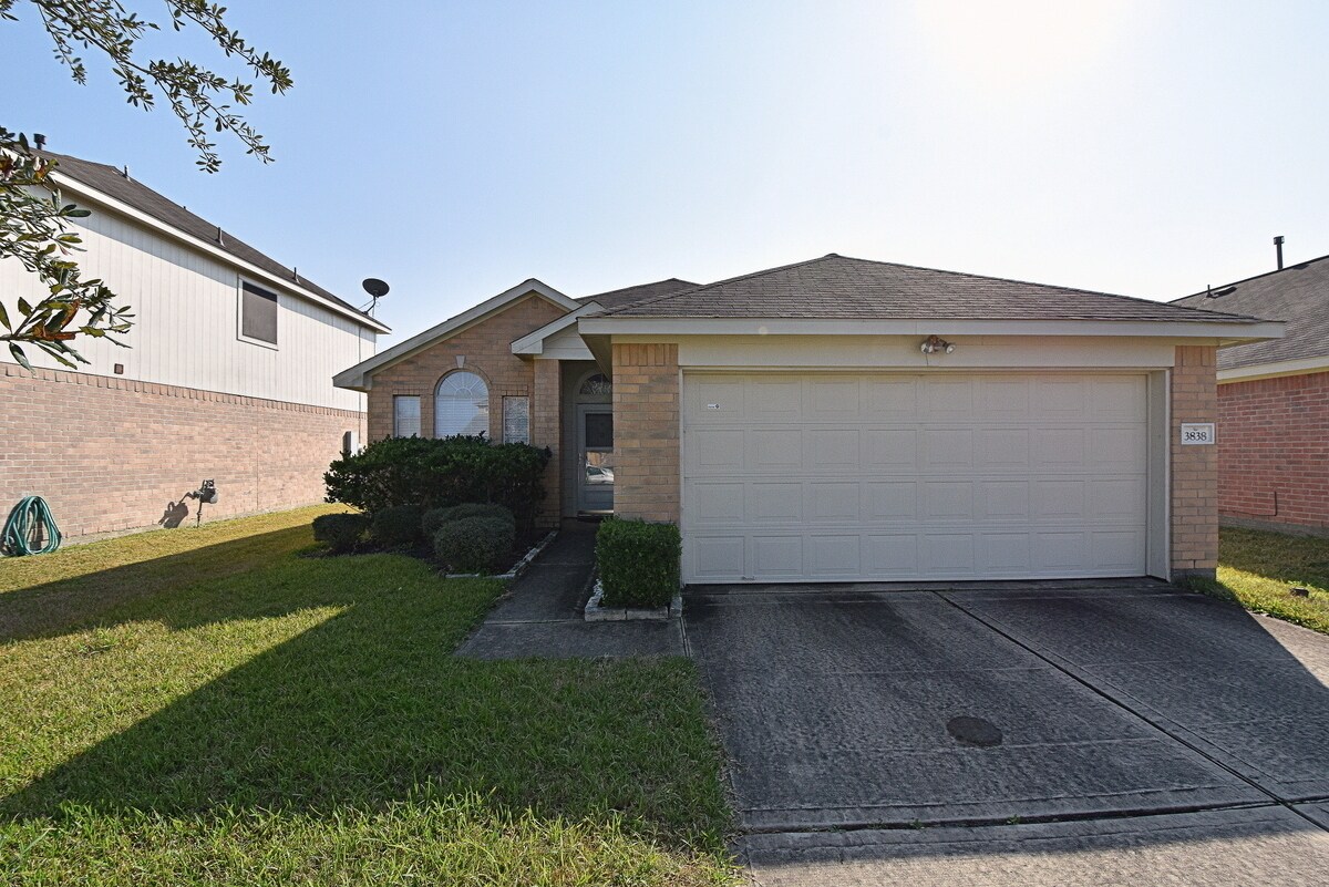 Foto principal - BEAUTIFUL 3 BEDROOM 2 BATH WITH WOOD TILE ...