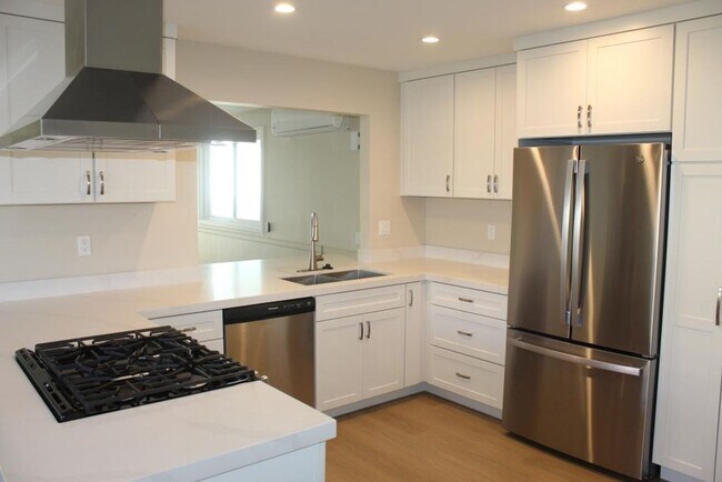 Foto del edificio - 4Bed/2Bath Remodeled Home in Carlsbad with a Pool~ Trieste