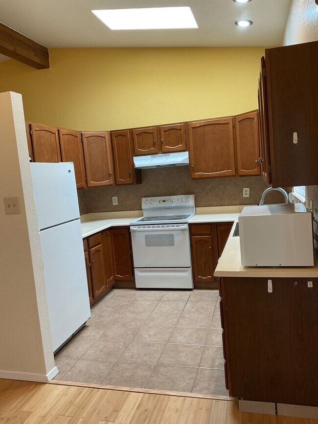 Building Photo - 2 Bedroom 2 Bathroom Townhome