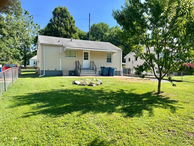 Building Photo - Beautifully Updated 2+ Bedroom Home with P...
