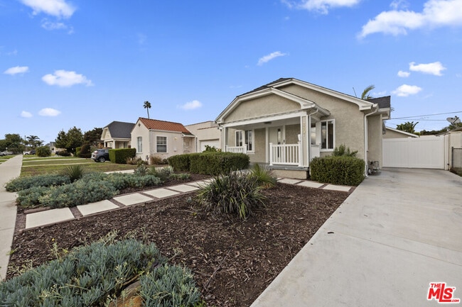 Foto del edificio - 3807 W 59th Pl