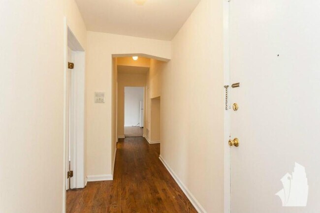 Building Photo - 3 bedroom in Chicago IL 60647